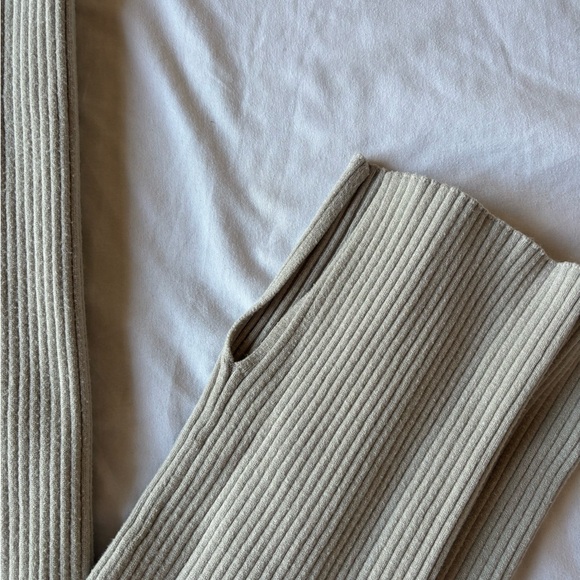 H&M - Beige Ribbed Legging Pant with Ankle Slit - Small - Picture 3 of 3